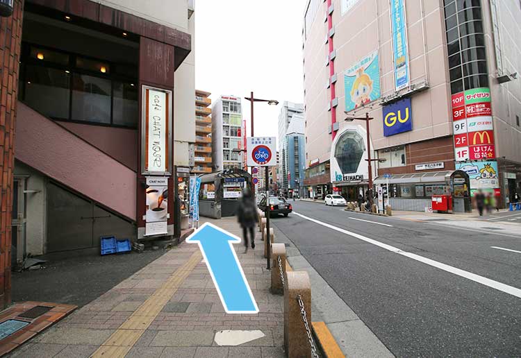 ５．右手に”京王八王子駅”が見えます。道なり左に進みます